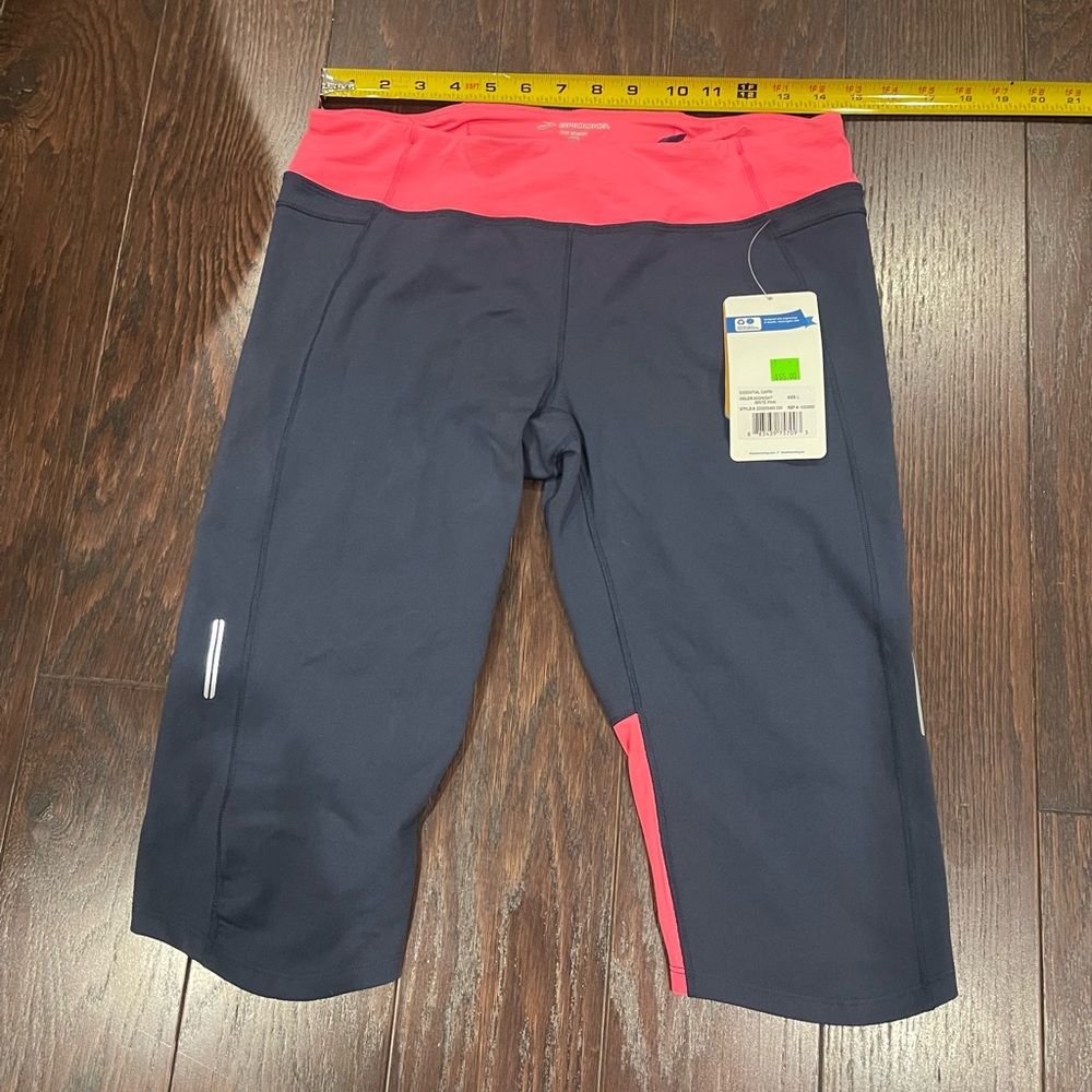 Brooks Essential Capri Leggings Gray Pink Size Large NEW